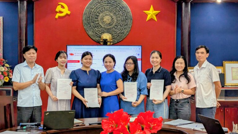 Trao quyết định chính thức cho Đảng viên